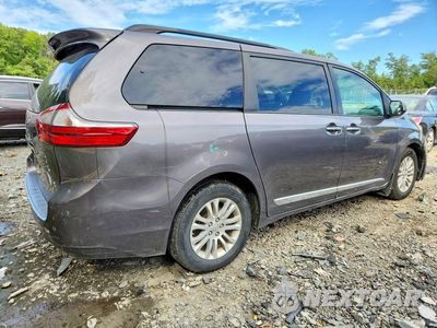 Trzecie zdjęcie samochodu z tyłu: 2017 TOYOTA SIENNA XLE 8-PASSENGER VIN:5TDYZ3DCXHS792276 - miniatura
