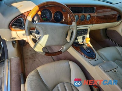 Zdjęcie 8 z 13 samochodu: 2000 JAGUAR XK8 VIN:SAJJA42C9YNA09427 - miniatura
