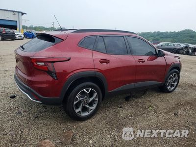 Trzecie zdjęcie samochodu z tyłu: 2025 CHEVROLET TRAX 1LT VIN:KL77LHEP8SC087400 - miniatura
