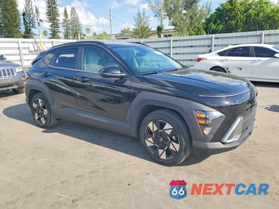 Czwarte zdjęcie samochodu z boku: 2025 HYUNDAI KONA SEL VIN:KM8HB3AB1SU336293 - miniatura