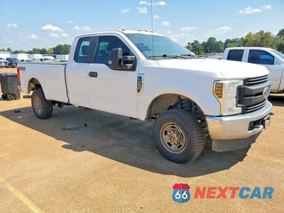 Czwarte zdjęcie samochodu z boku: 2019 FORD F250 SUPER DUTY VIN:1FT7X2B6XKEE50820 - miniatura