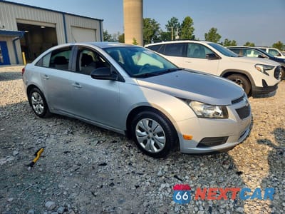 Czwarte zdjęcie samochodu z boku: 2013 CHEVROLET CRUZE LS VIN:1G1PA5SH7D7256217 - miniatura