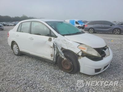 Czwarte zdjęcie samochodu z boku: 2008 NISSAN VERSA 1.8 S VIN:3N1BC11E98L355511 - miniatura