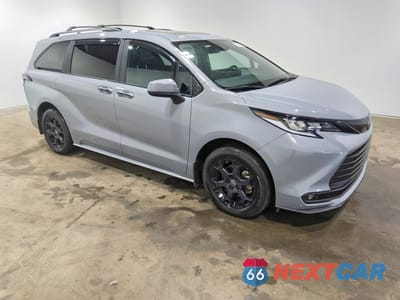 Czwarte zdjęcie samochodu z boku: 2025 TOYOTA SIENNA WOODLAND EDITION VIN:5TDCSKFC9SS176307 - miniatura