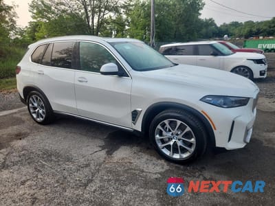 Czwarte zdjęcie samochodu z boku: 2026 BMW X5 XDRIVE50E VIN:5UX43EU02T9382370 - miniatura