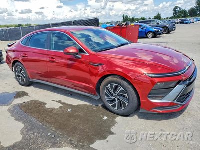 Czwarte zdjęcie samochodu z boku: 2026 HYUNDAI SONATA HYBRID BLUE VIN:KMHL24JJ8TA138417 - miniatura