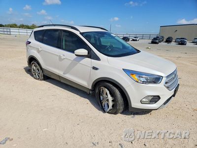 Czwarte zdjęcie samochodu z boku: 2018 FORD ESCAPE SE VIN:1FMCU0GD4JUC69862 - miniatura