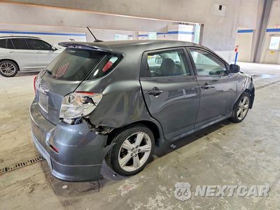 Trzecie zdjęcie samochodu z tyłu: 2010 TOYOTA MATRIX S VIN:2T1KE4EE8AC039321 - miniatura