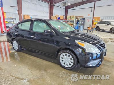Czwarte zdjęcie samochodu z boku: 2019 NISSAN VERSA SV VIN:3N1CN7AP1KL871047 - miniatura