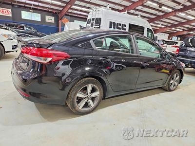 Trzecie zdjęcie samochodu z tyłu: 2018 KIA FORTE S VIN:3KPFL4A77JE198203 - miniatura