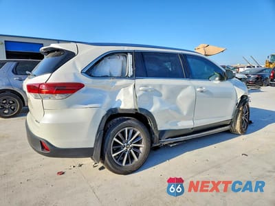 Trzecie zdjęcie samochodu z tyłu: 2019 TOYOTA HIGHLANDER XLE VIN:5TDJZRFH3KS601074 - miniatura