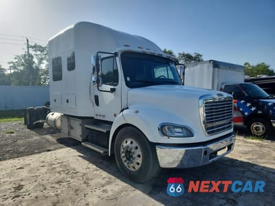 Czwarte zdjęcie samochodu z boku: 2020 FREIGHTLINER M2 112 MED - SEMI TRUCK VIN:3ALAC4DV8LDKY5815 - miniatura