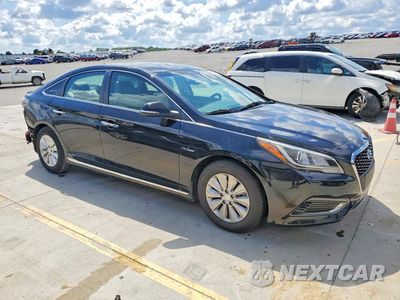 Czwarte zdjęcie samochodu z boku: 2017 HYUNDAI SONATA HYBRID SE VIN:KMHE24L17HA060371 - miniatura