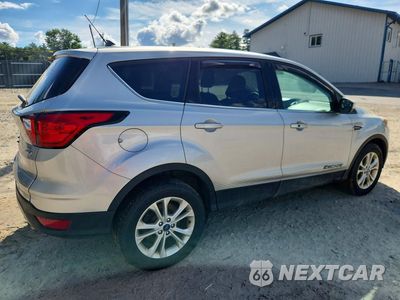 Trzecie zdjęcie samochodu z tyłu: 2019 FORD ESCAPE SE VIN:1FMCU9GD0KUB83924 - miniatura