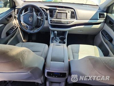 Zdjęcie 8 z 13 samochodu: 2019 TOYOTA HIGHLANDER LE VIN:5TDZARFH5KS049247 - miniatura