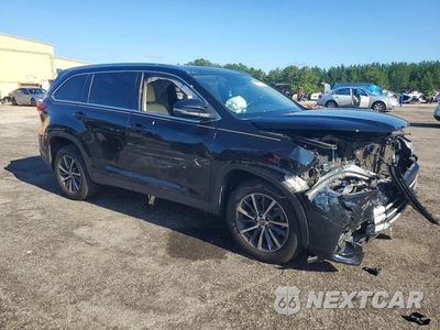 Czwarte zdjęcie samochodu z boku: 2019 TOYOTA HIGHLANDER XLE VIN:5TDKZRFH9KS551589 - miniatura