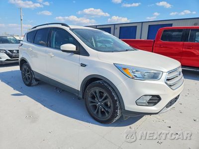 Czwarte zdjęcie samochodu z boku: 2018 FORD ESCAPE SE VIN:1FMCU0GD1JUA83342 - miniatura
