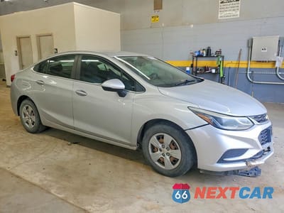 Czwarte zdjęcie samochodu z boku: 2017 CHEVROLET CRUZE LT VIN:1G1BE5SM1H7208357 - miniatura