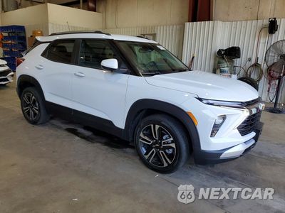 Czwarte zdjęcie samochodu z boku: 2025 CHEVROLET TRAILBLAZER LT VIN:KL79MPSL4SB140388 - miniatura