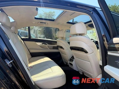 Piąte zdjęcie samochodu w środku: 2018 BMW 750 XI VIN:WBA7F2C53JB238489 - miniatura