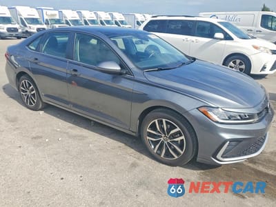 Czwarte zdjęcie samochodu z boku: 2025 VOLKSWAGEN JETTA SE VIN:3VW7X7BU6SM050367 - miniatura