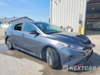 Czwarte zdjęcie samochodu z boku: 2023 KIA FORTE GT LINE VIN:3KPF54AD7PE615408 - miniatura