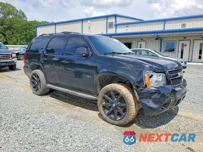 Czwarte zdjęcie samochodu z boku: 2013 CHEVROLET TAHOE C1500 LT VIN:1GNSCBE05DR143832 - miniatura