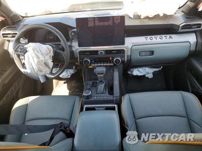Zdjęcie 8 z 12 samochodu: 2025 TOYOTA TACOMA TRAILHUNTER HV VIN:3TYLC5LN0ST031682 - miniatura