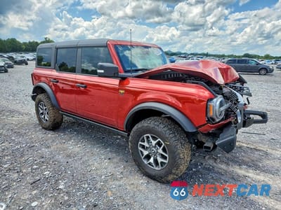 Czwarte zdjęcie samochodu z boku: 2024 FORD BRONCO BADLANDS VIN:1FMEE9BP1RLB50048 - miniatura