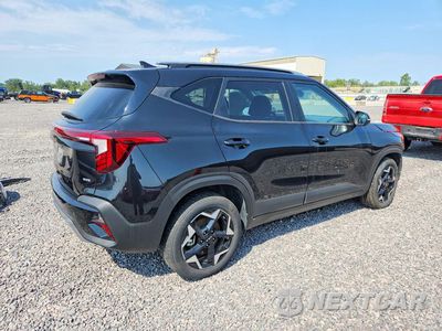 Trzecie zdjęcie samochodu z tyłu: 2025 KIA SELTOS S VIN:KNDEUCAA3S7751249 - miniatura