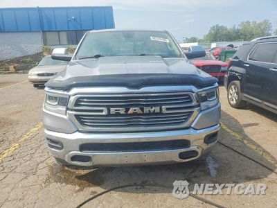 Piąte zdjęcie samochodu w środku: 2019 RAM 1500 LARAMIE VIN:1C6SRFRT7KN536682 - miniatura