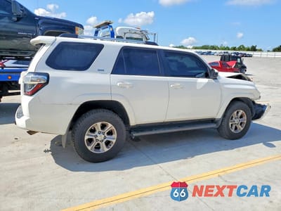 Trzecie zdjęcie samochodu z tyłu: 2019 TOYOTA 4RUNNER SR5 VIN:JTEBU5JR9K5645416 - miniatura