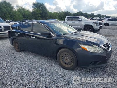 Czwarte zdjęcie samochodu z boku: 2017 NISSAN ALTIMA 2.5 S VIN:1N4AL3AP8HC172463 - miniatura