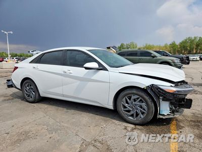 Czwarte zdjęcie samochodu z boku: 2024 HYUNDAI ELANTRA SEL VIN:KMHLM4DG4RU840641 - miniatura