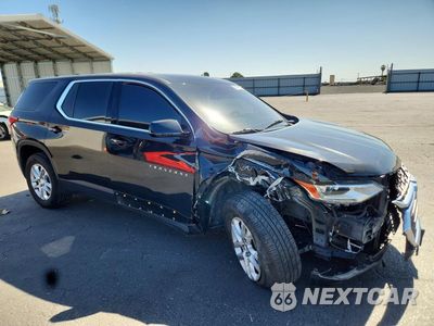 Czwarte zdjęcie samochodu z boku: 2018 CHEVROLET TRAVERSE LS VIN:1GNERFKW8JJ105596 - miniatura