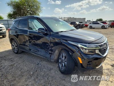Czwarte zdjęcie samochodu z boku: 2024 KIA SELTOS S VIN:KNDEU2AA9R7630973 - miniatura