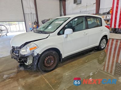 2010 NISSAN VERSA 1.8 S 3N1BC1CP5AL371290 - główne zdjęcie licytacji z USA - miniatura