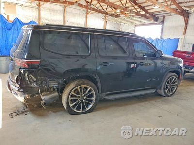Trzecie zdjęcie samochodu z tyłu: 2022 JEEP WAGONEER SERIES II VIN:1C4SJVBT0NS178500 - miniatura