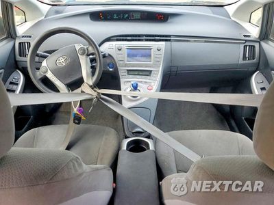 Zdjęcie 8 z 12 samochodu: 2015 TOYOTA PRIUS TWO VIN:JTDKN3DUXF1946067 - miniatura