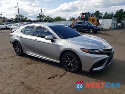 Czwarte zdjęcie samochodu z boku: 2024 TOYOTA CAMRY SE VIN:4T1G11BK2RU130010 - miniatura