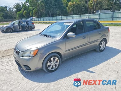 2010 KIA RIO BASE KNADH4A39A6647275 - główne zdjęcie licytacji z USA - miniatura