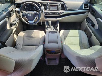 Zdjęcie 8 z 13 samochodu: 2019 TOYOTA HIGHLANDER LE VIN:5TDZARFH0KS044859 - miniatura