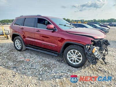 Czwarte zdjęcie samochodu z boku: 2021 JEEP GRAND CHEROKEE LAREDO VIN:1C4RJEAG2MC625579 - miniatura