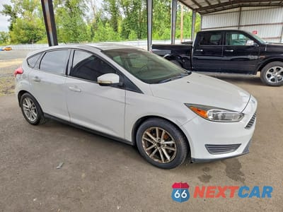 Czwarte zdjęcie samochodu z boku: 2017 FORD FOCUS SE VIN:1FADP3K20HL246544 - miniatura
