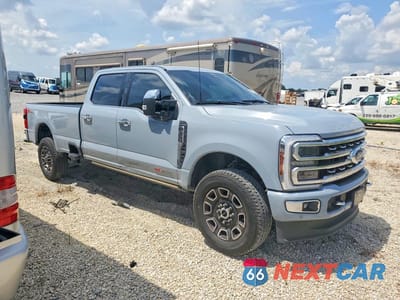 Czwarte zdjęcie samochodu z boku: 2024 FORD F350 SUPER DUTY VIN:1FT8W3BM1REF20680 - miniatura
