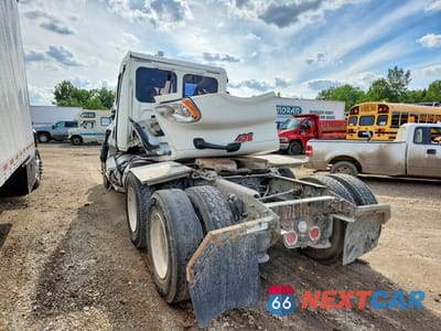 Drugie zdjęcie samochodu z przodu: 2014 FREIGHTLINER CASCADIA SEMI TRUCK VIN:3AKJGEDV2ESFT5114 - miniatura