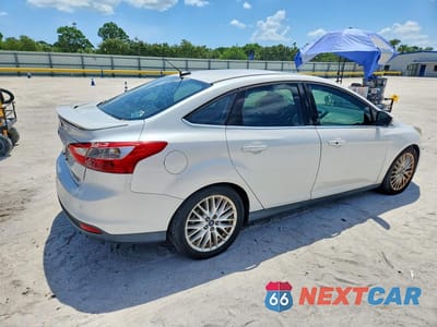Trzecie zdjęcie samochodu z tyłu: 2014 FORD FOCUS TITANIUM VIN:1FADP3J21EL240653 - miniatura