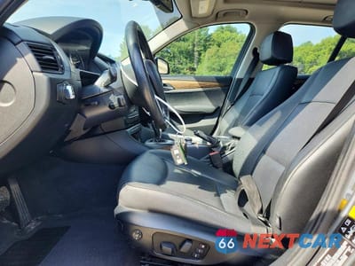 Zdjęcie 7 z 14 samochodu: 2015 BMW X1 XDRIVE28I VIN:WBAVL1C54FVY39183 - miniatura