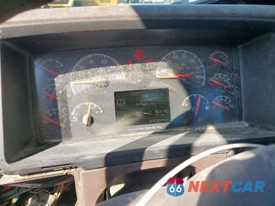 Zdjęcie 9 z 12 samochodu: 2014 VOLVO VNM SEMI TRUCK VIN:4V4MC9EG5EN173868 - miniatura