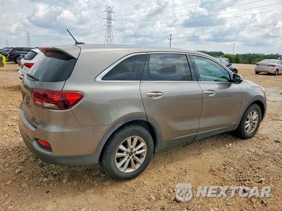 Trzecie zdjęcie samochodu z tyłu: 2019 KIA SORENTO LX V6 VIN:5XYPGDA58KG536168 - miniatura